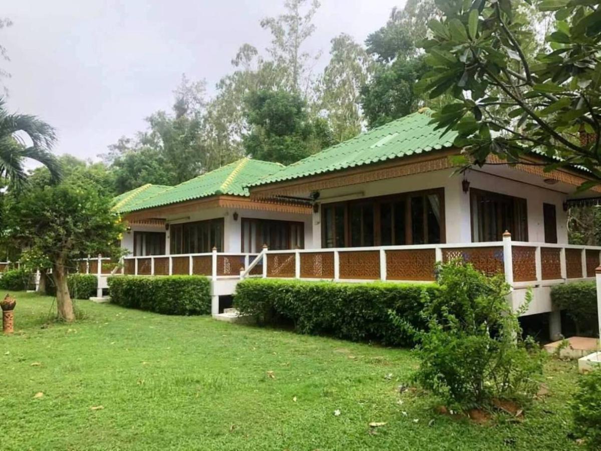 Ruen Thai Rim Haad Thang Kwian Exterior foto