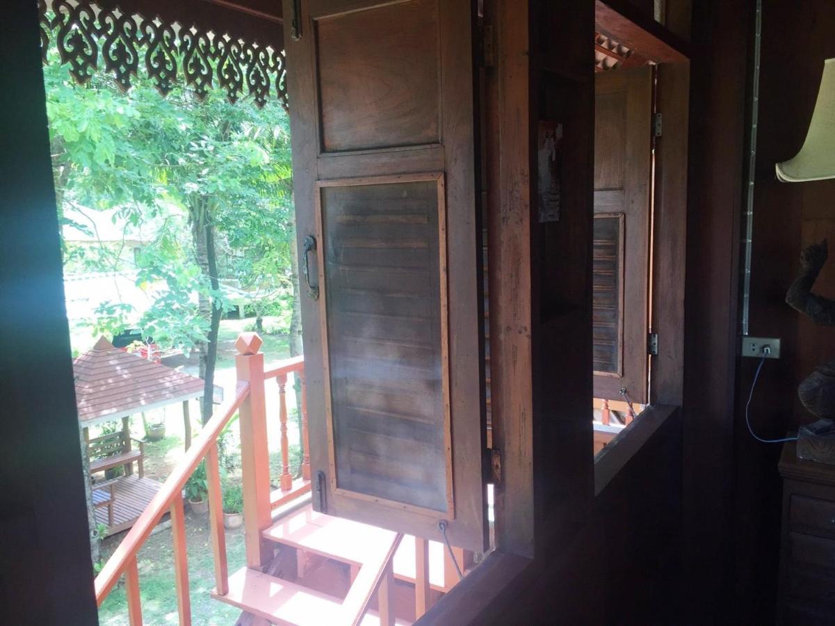 Ruen Thai Rim Haad Thang Kwian Exterior foto