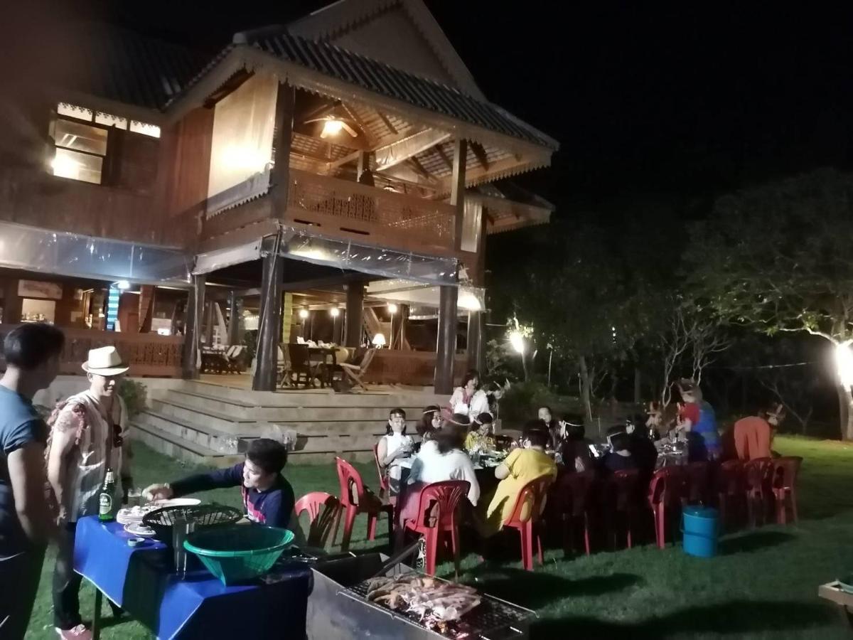Ruen Thai Rim Haad Thang Kwian Exterior foto