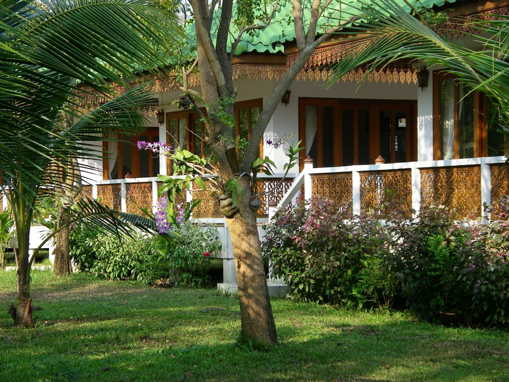 Ruen Thai Rim Haad Thang Kwian Exterior foto